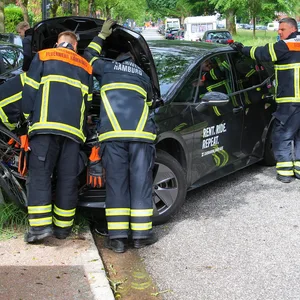 Feuerwehrkräfte vor dem „Miles“-Auto.
