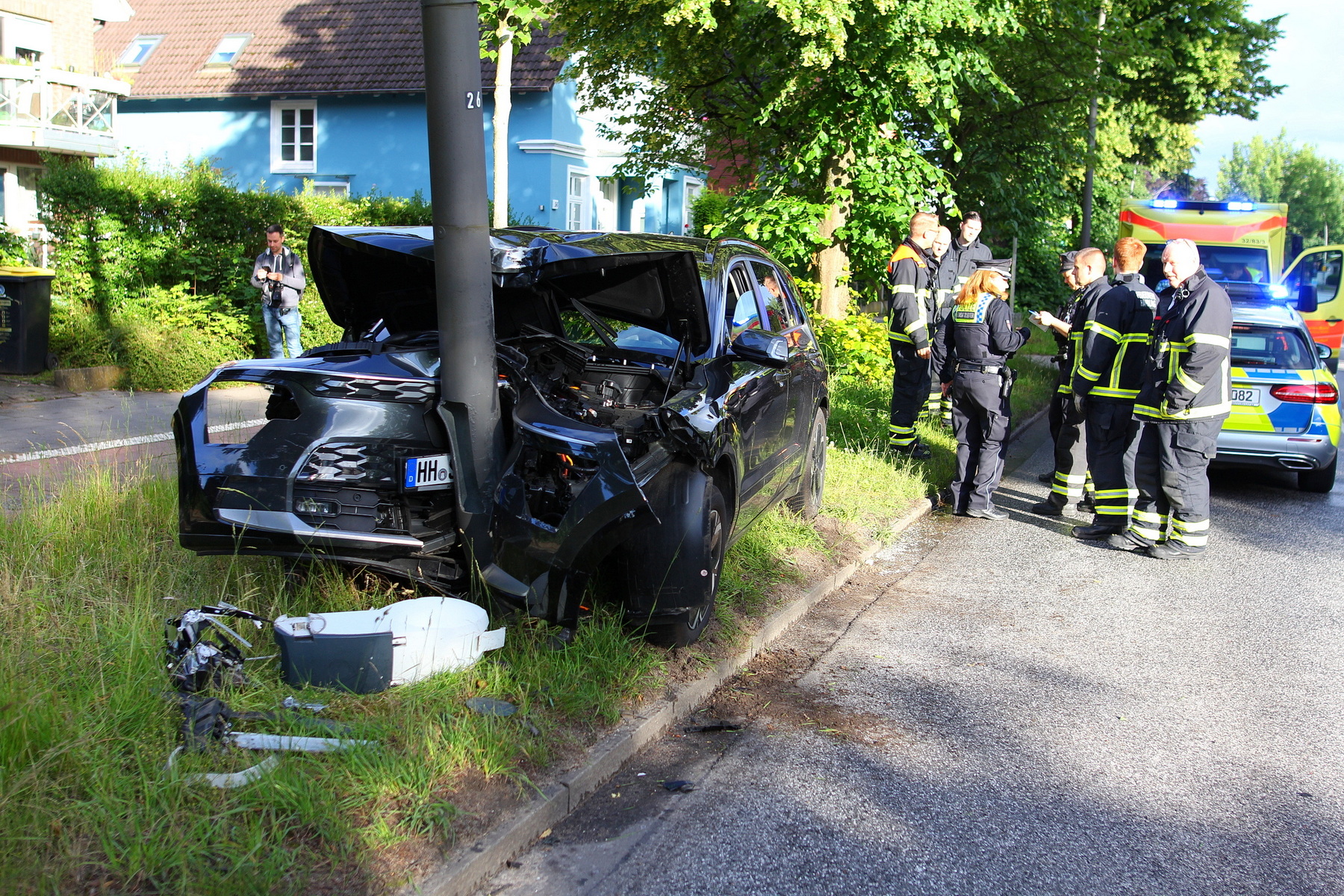 Der Kia krachte frontal gegen einen Laternenmast und wurde massiv beschädigt.