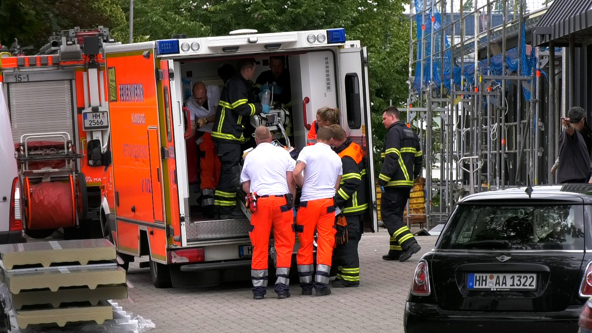 In Hamburg Bahrenfeld – Arbeiter stürzt von Gerüst vier Meter in die Tiefe und wird schwer verletzt