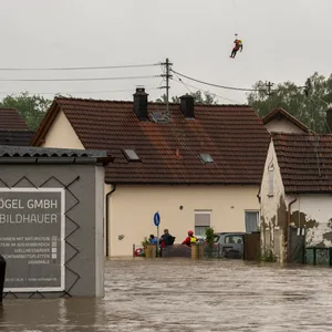 Babenhausen (Bayern): Aus einem Polizeihubschrauber wird ein Wasserretter abgeseilt.