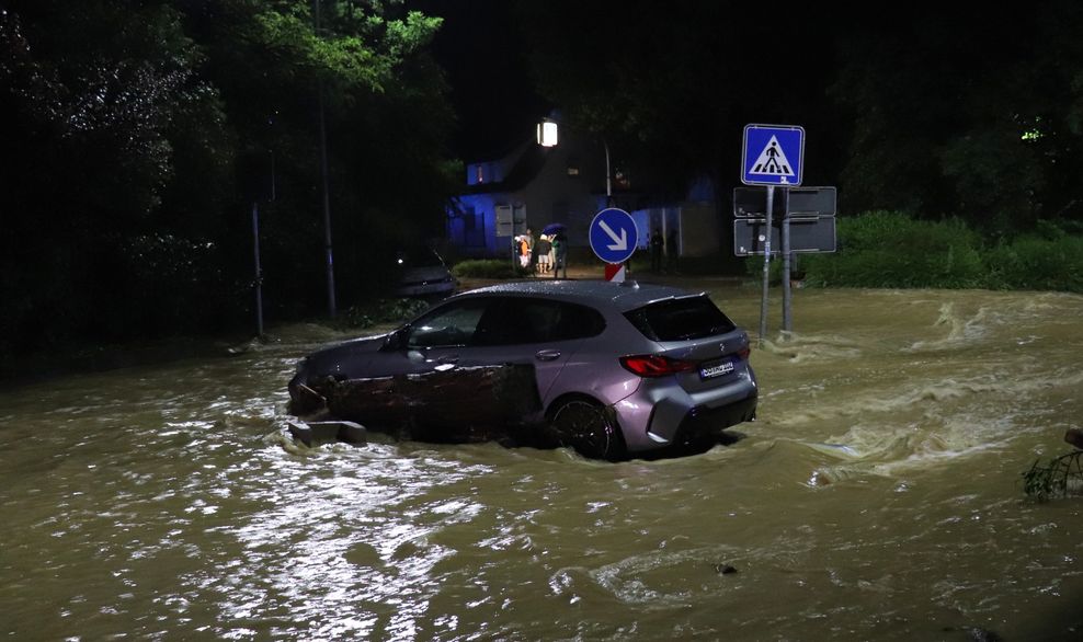 Überflutete Straßen: In Ebersbach an der Fils bei Stuttgart ist am Sonntagabend wegen des Hochwassers Vollalarm ausgerufen worden.