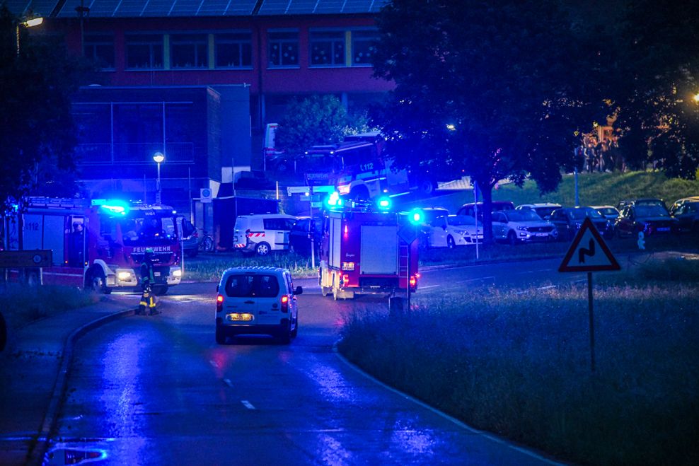 Einsatzkräfte evakuieren das Dorf Täferrot in Baden-Württemberg.