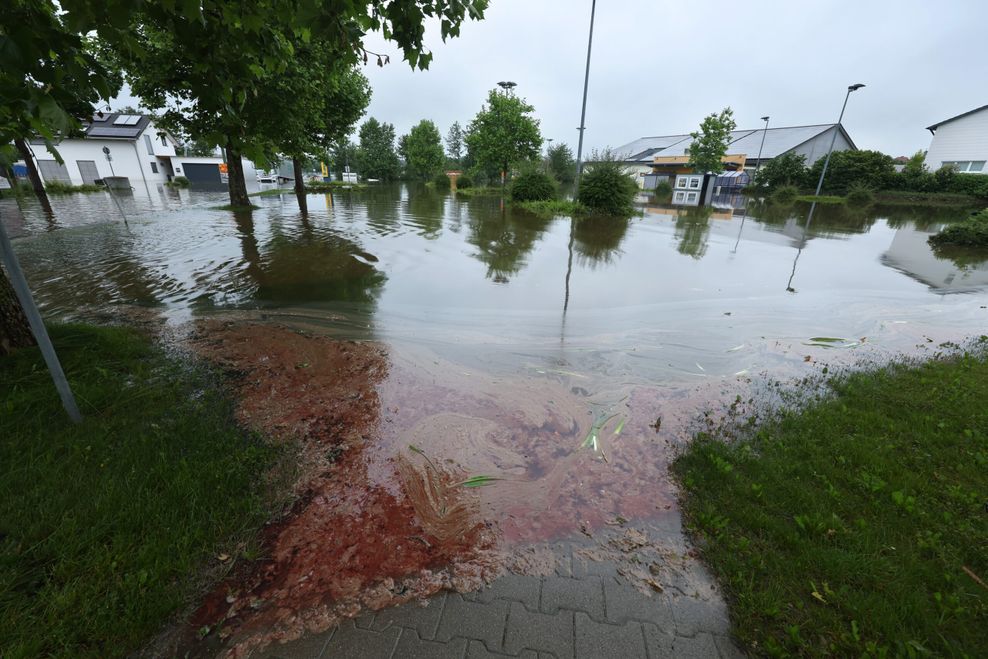 Überfluteter Parkplatz im bayerischen Offingen.