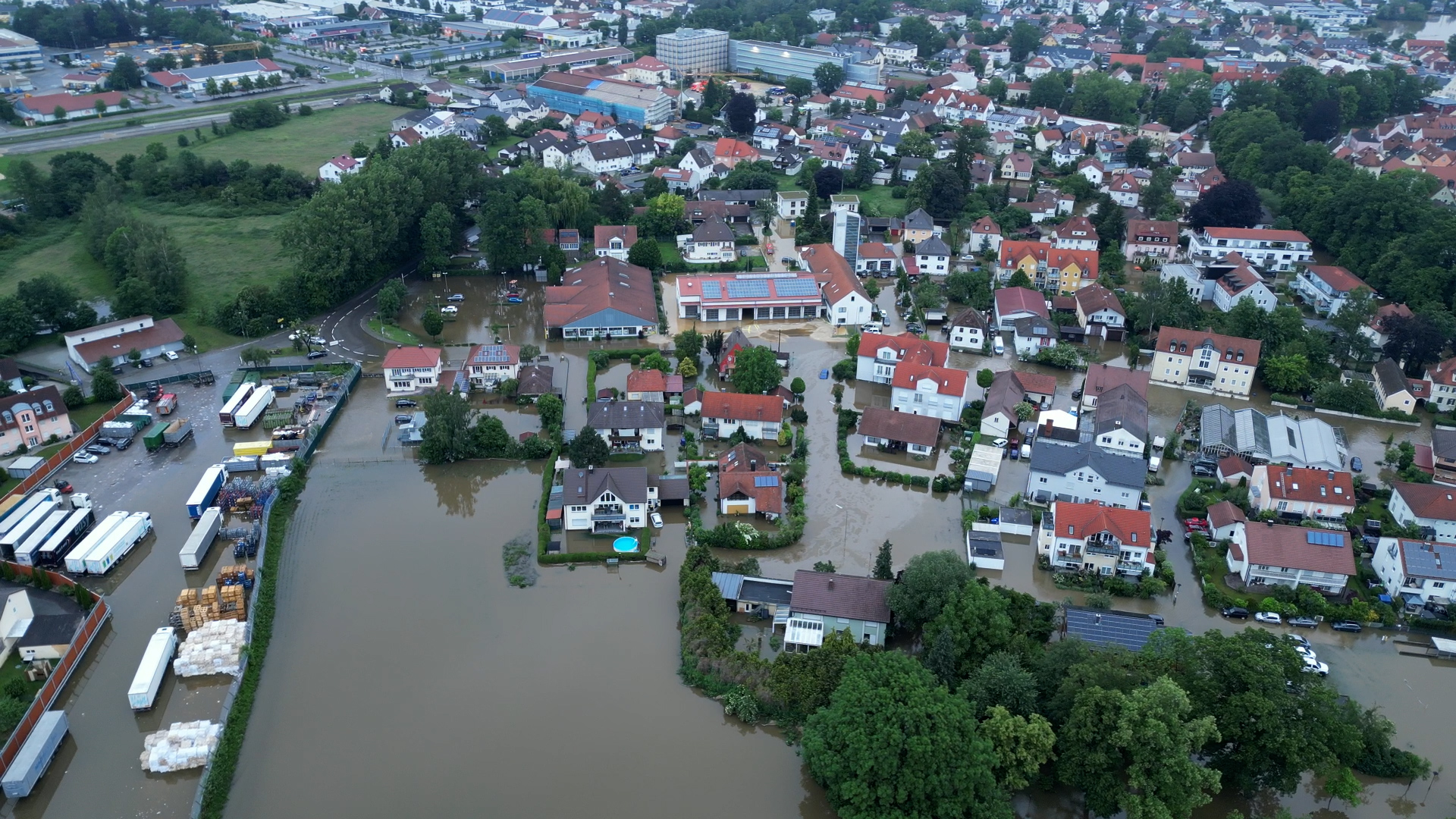 Das überflutete Schrobenhausen in Oberbayern.
