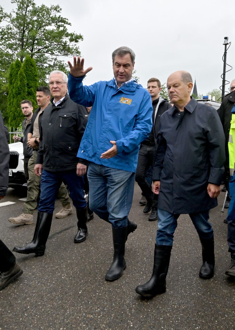 Bundeskanzler Olaf Scholz (r., SPD), Bayerns Ministerpräsident Markus Söder (M., CSU) und Bayerns Innenminister Joachim Herrmann (l., CSU) im vom Hochwasser betroffenen oberbayerischen Reichertshofen.