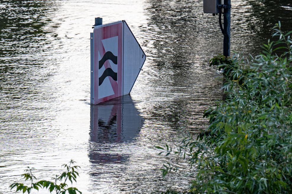 Bayern, Straubingen: Das Verbotszeichen "Vermeidung von Wellenschlag oder Sogwirkungen" steht im Hochwasser der Donau.