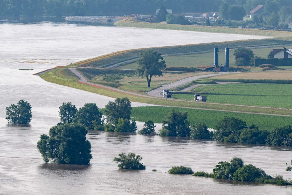 In einigen Hochwassergebieten in Süddeutschland entschärft sich die Lage, an der unteren Donau bleibt sie gespannt.