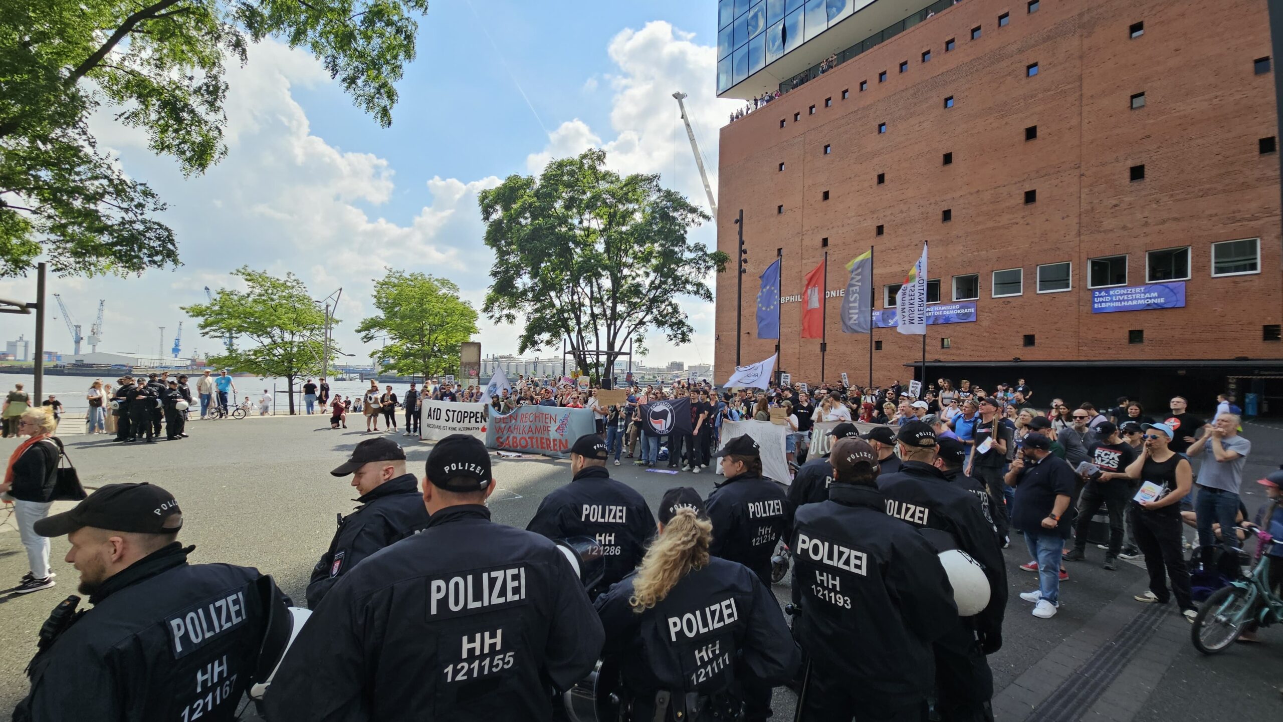 180 Personen versammelten sich vor der Elbphilharmonie