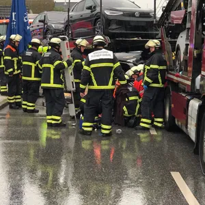 Bei dem Unfall wurden die Beine der 14 Jahre alten E-Scooter Fahrerin von dem Laster überrollt.