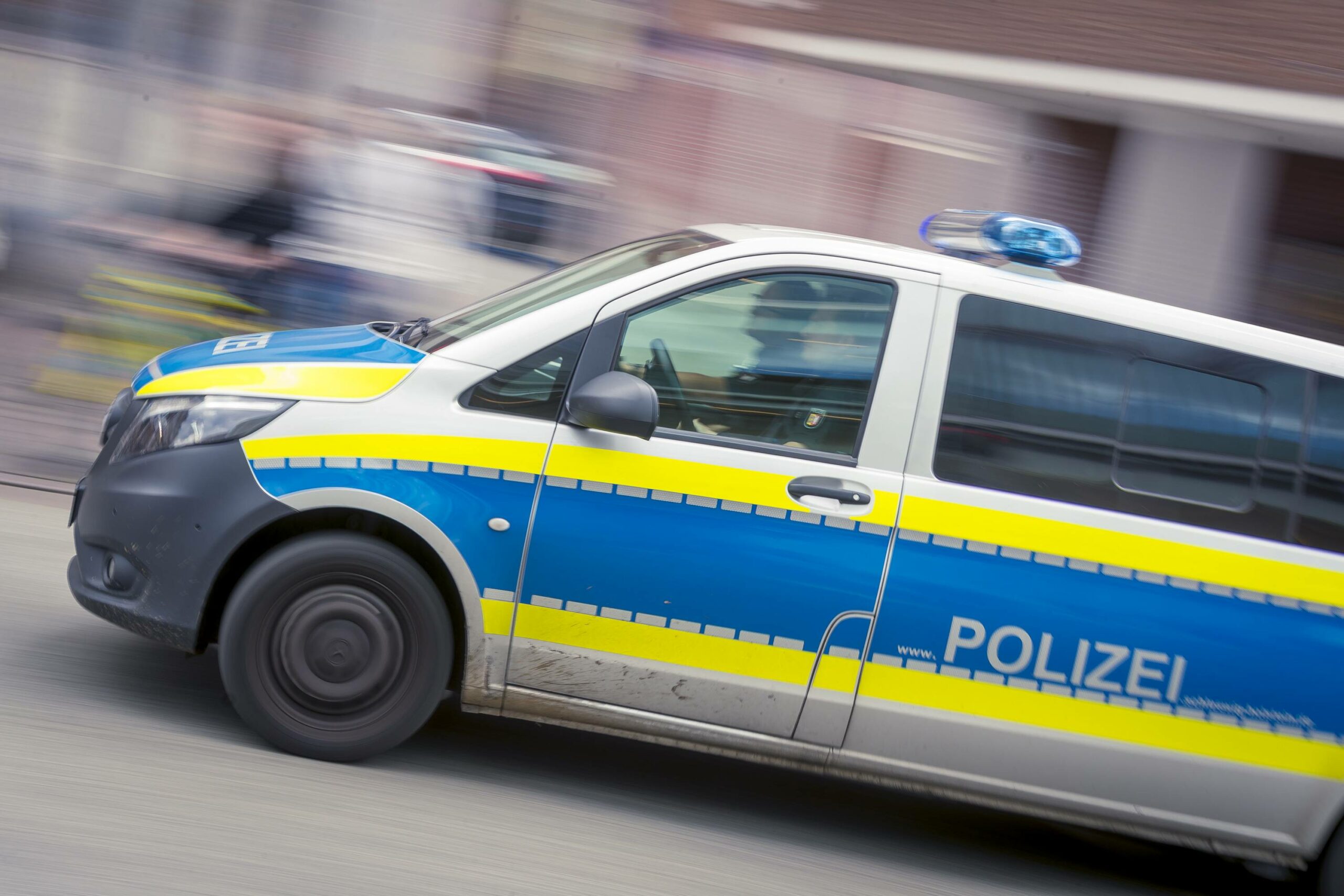 Polizeiwagen im Einsatz (Symbolbild).