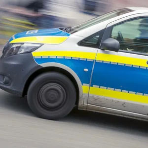 Polizeiwagen im Einsatz (Symbolbild).