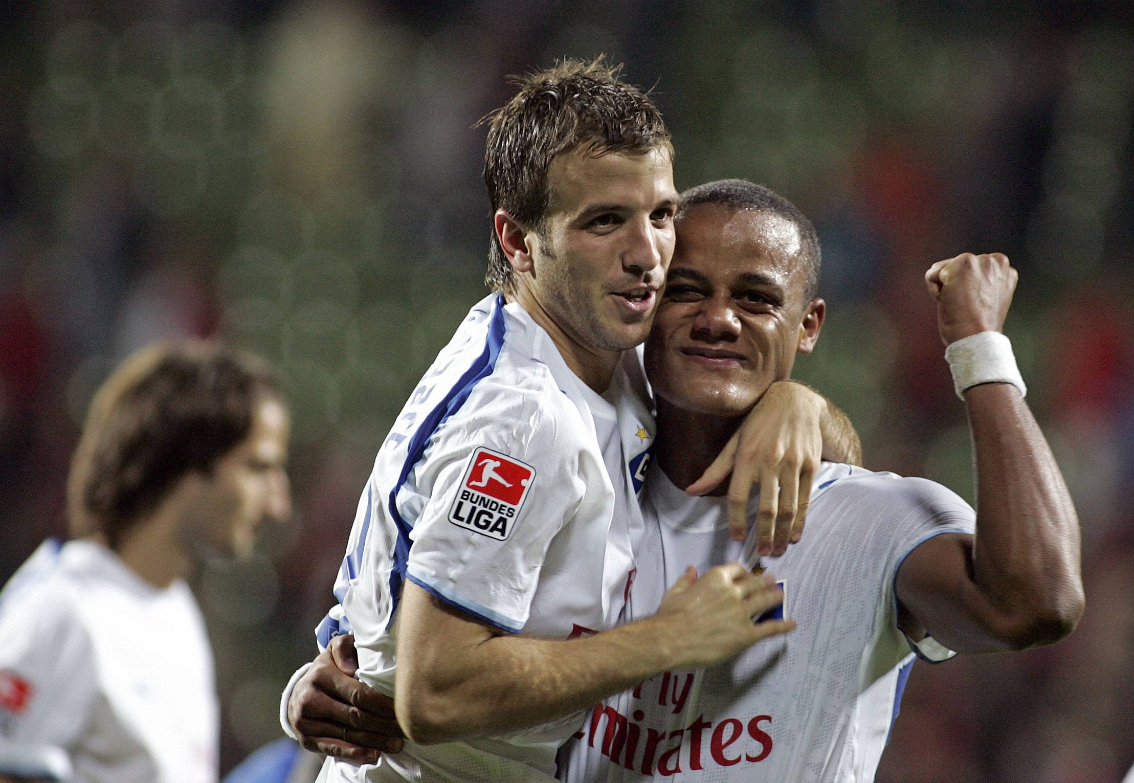 Rafael van der Vaart jubelt auf dem Arm von Vincent Kompany