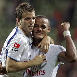 Rafael van der Vaart jubelt auf dem Arm von Vincent Kompany