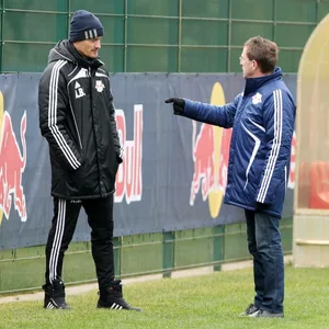 Ralf Rangnick redet mit Alexander Blessin