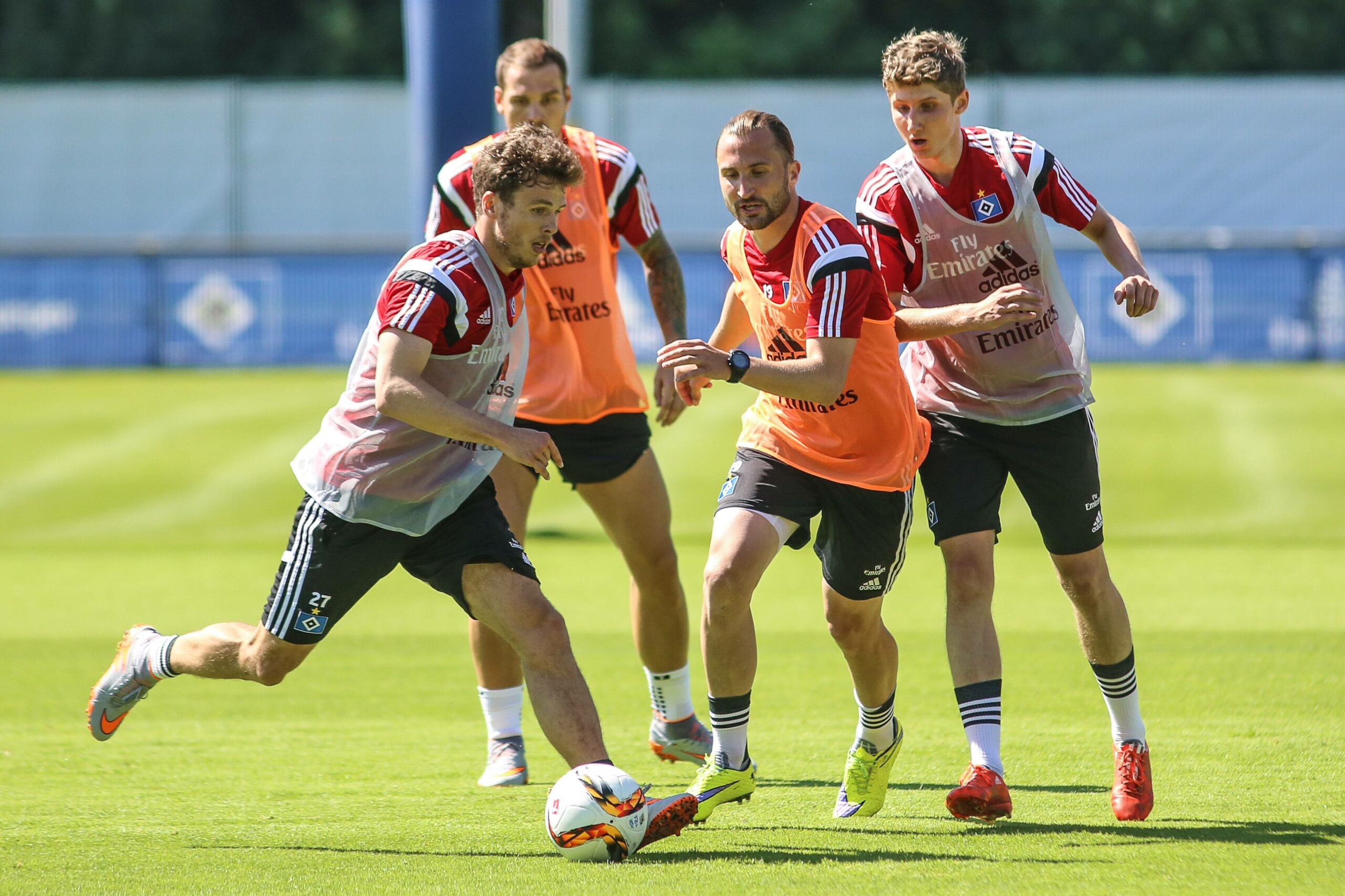 Dren Feka (r.) trainiert beim HSV im Sommer 2015 unter anderem mit Nicolai Müller, Pierre-Michel Lasogga und Petr Jiracek (v.l.).