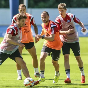 Dren Feka (r.) trainiert beim HSV im Sommer 2015 unter anderem mit Nicolai Müller, Pierre-Michel Lasogga und Petr Jiracek (v.l.).