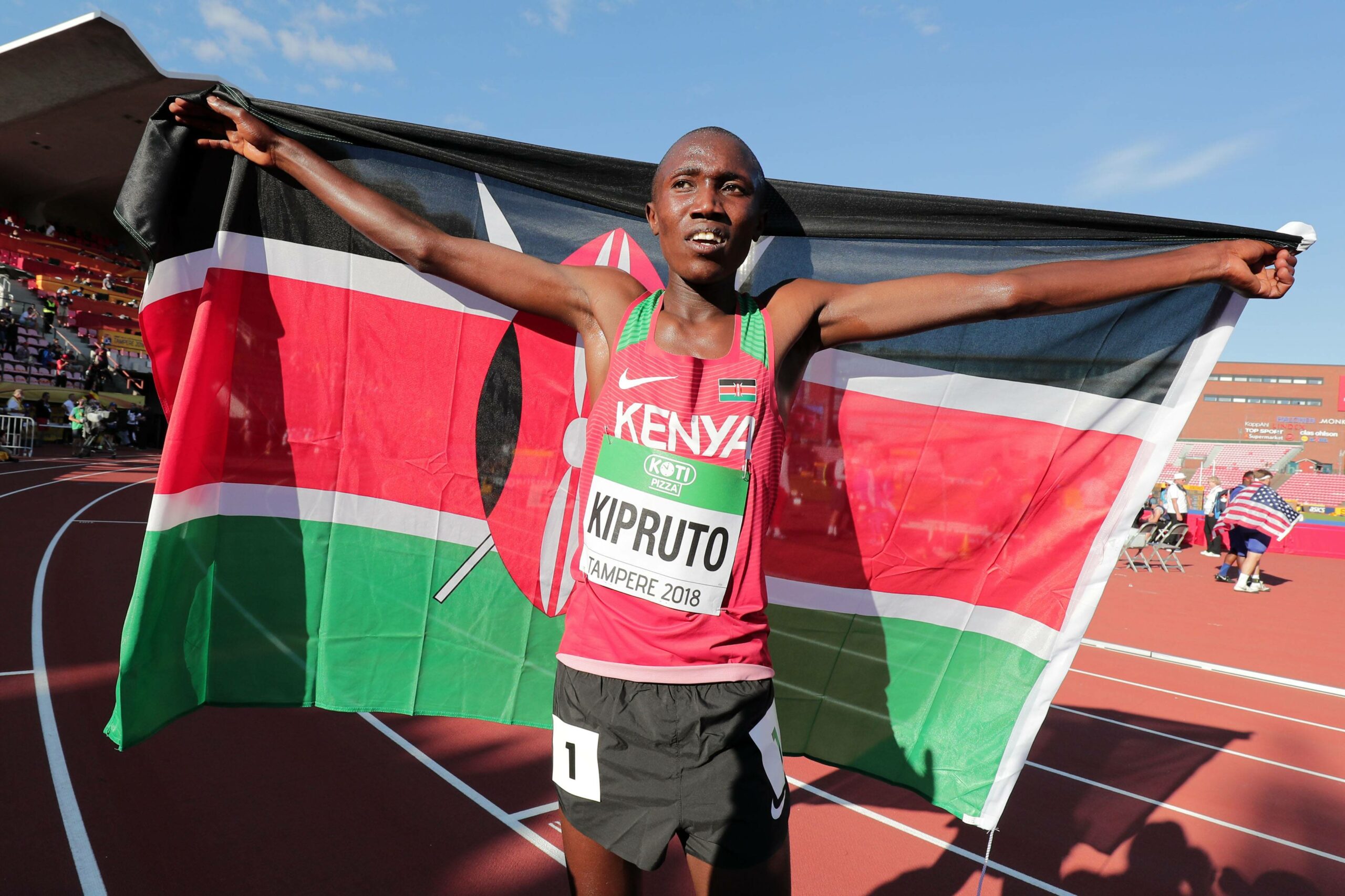 Leichtathlet Rhonex Kipruto mit der Flagge Kenias