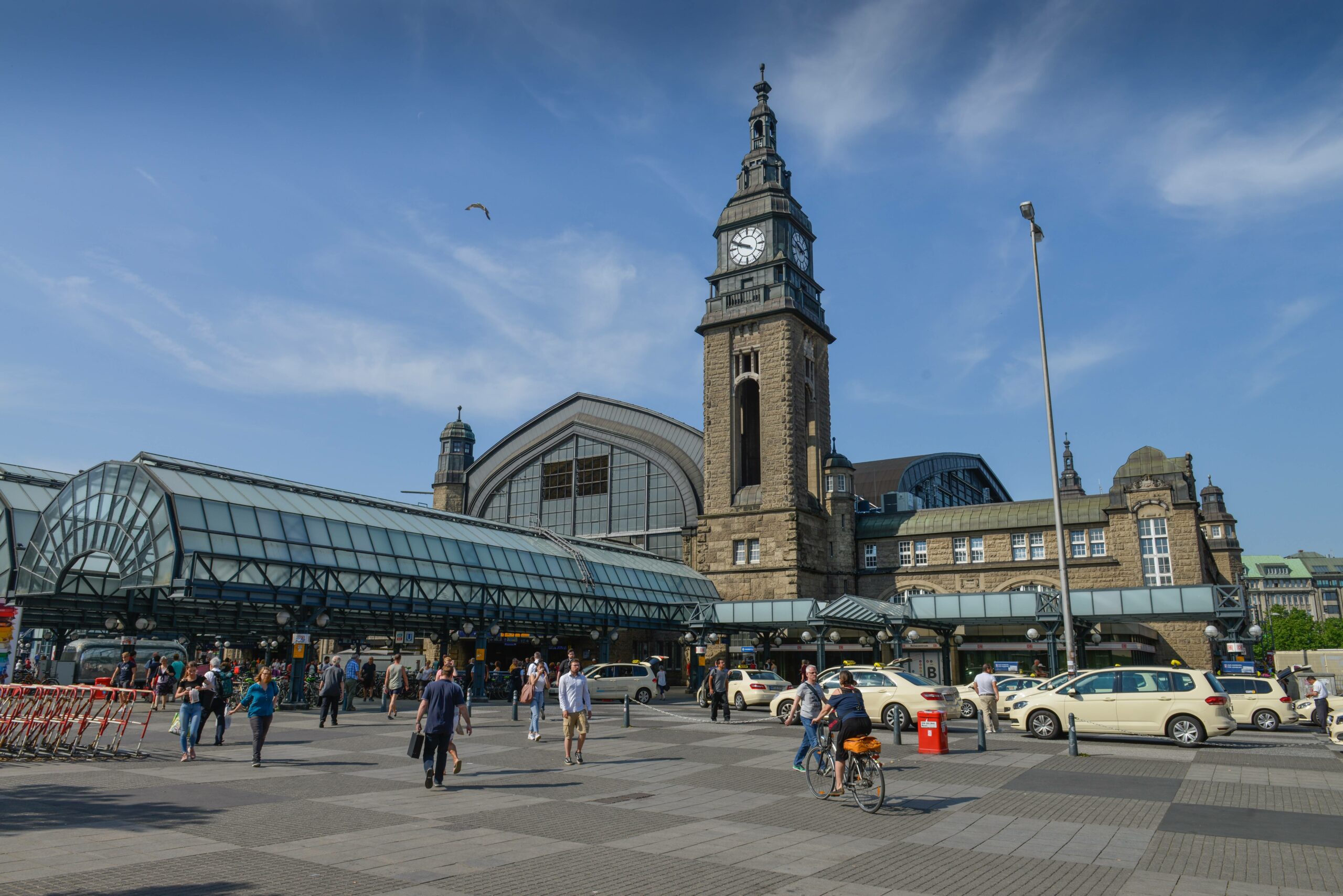 100 zusätzliche Kräfte werden am Hamburger Hauptbahnhof während der Fußball-EM arbeiten. (Archivbild)