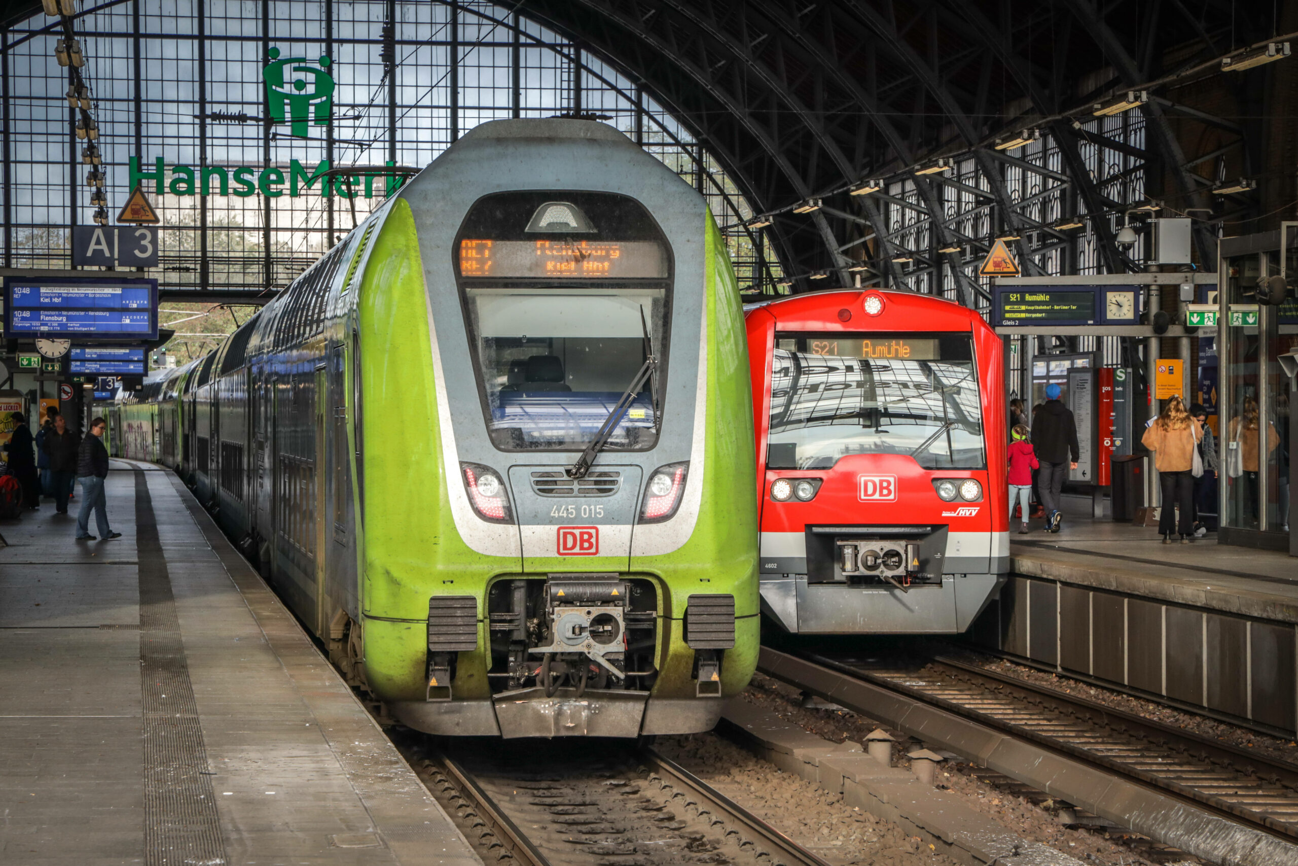 Von den Kürzungen bei den Bahnverbindungen ist auch der RE7 zwischen Hamburg und Kiel betroffen.