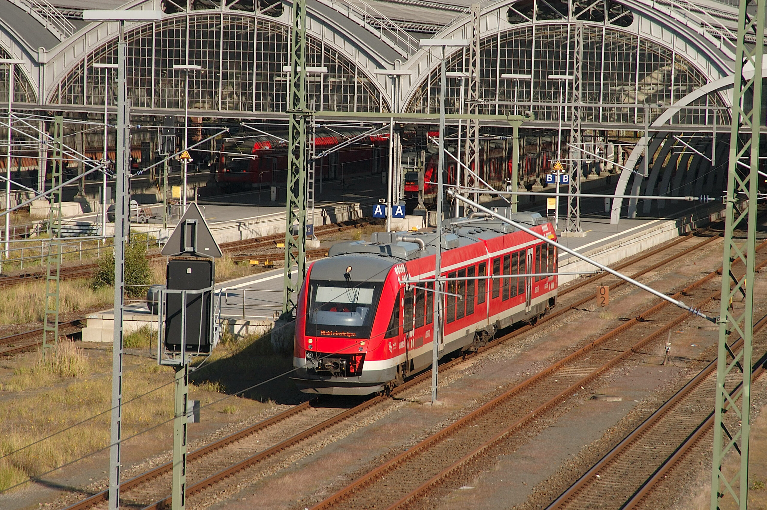 Eine Regionalbahn verlässt den Lübecker Hauptbahnhof.