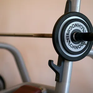 Mann prügelt in Wohnheim in Neu Wulmstorf mit Hantelstange auf Kontrahenten ein – Opfer schwer verletzt