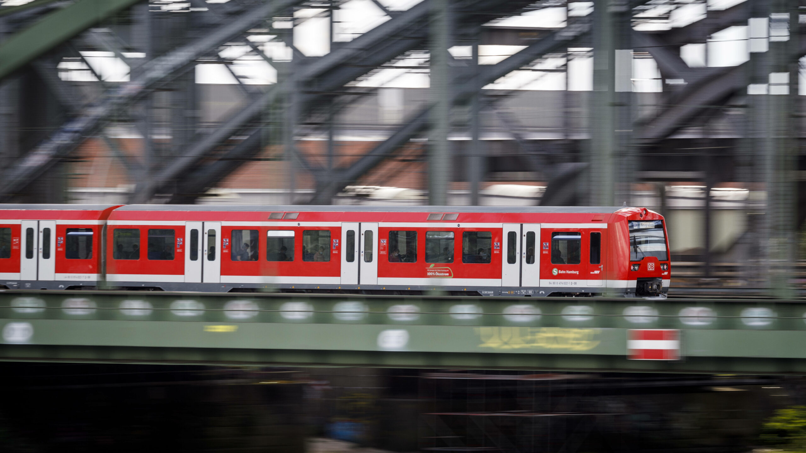 Eine S-Bahn fährt auf der Elbbrücke über die Norderelbe.