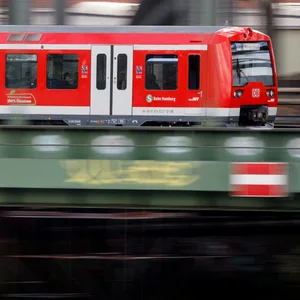 Eine S-Bahn fährt auf der Elbbrücke über die Norderelbe.