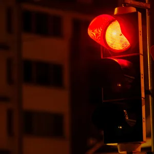 Die Ampel an der Straße steht auf Rot. (Symbolbild)