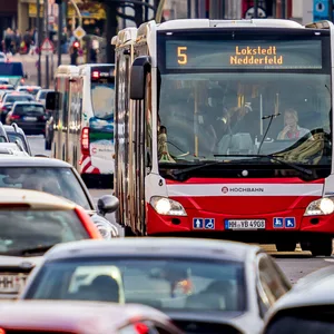 Ein Bus der Linie 5 ist auf der Hoheluftchaussee unterwegs. Auf Fahrgäste kommen große Änderungen zu.