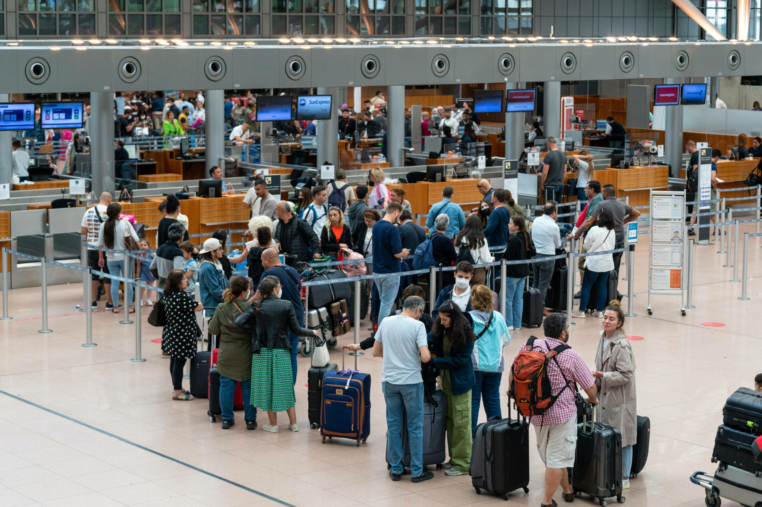 Reisende warten an einem Schalter am Hamburger Flughafen. (Symbolbild)