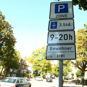 Eine Bewohnerparkzone in Hamburg (Symbolbild).