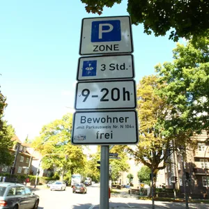 Eine Bewohnerparkzone in Hamburg (Symbolbild).