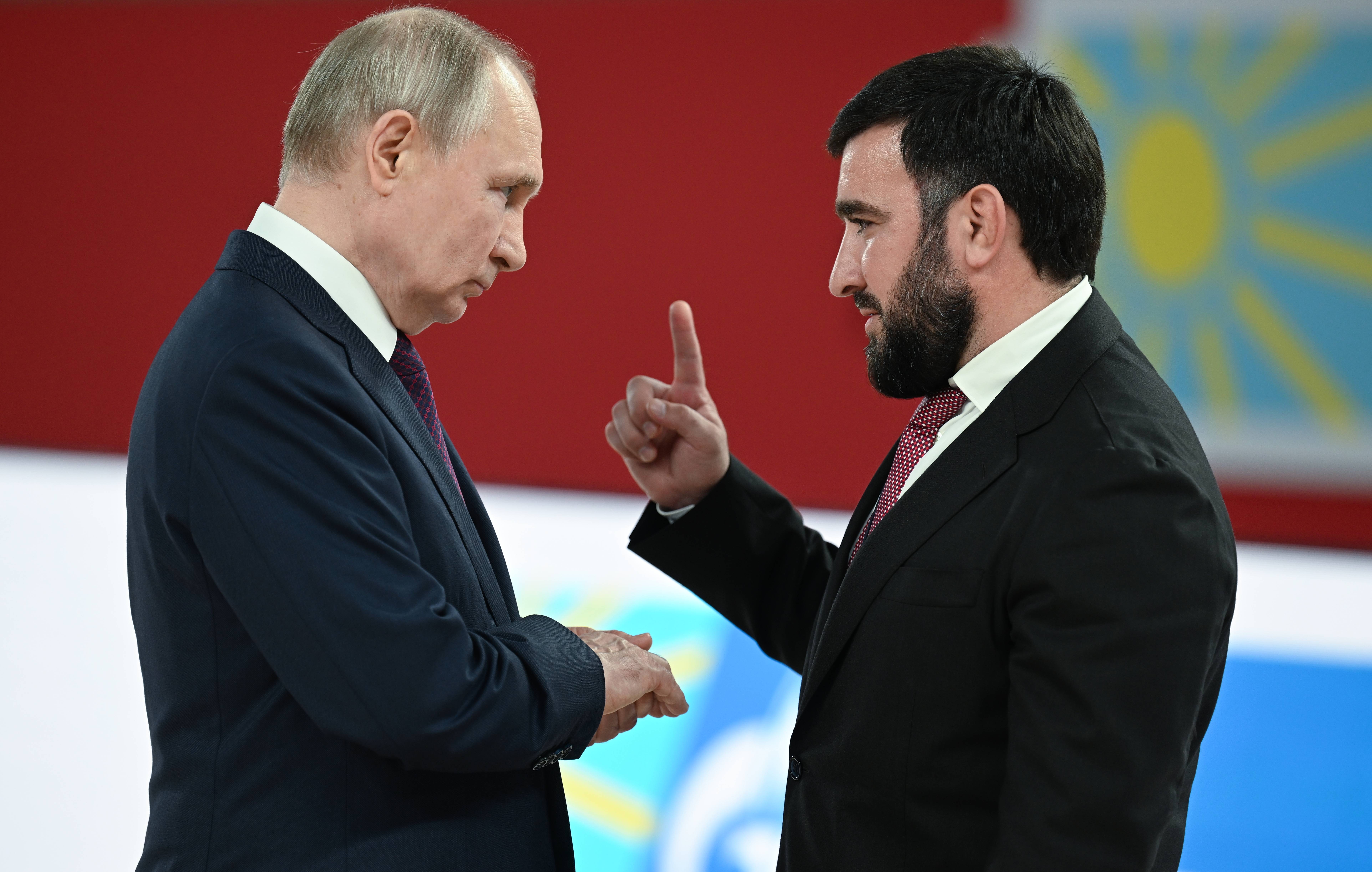 Präsident Wladimir Putin und Judoka Mansur Isayev