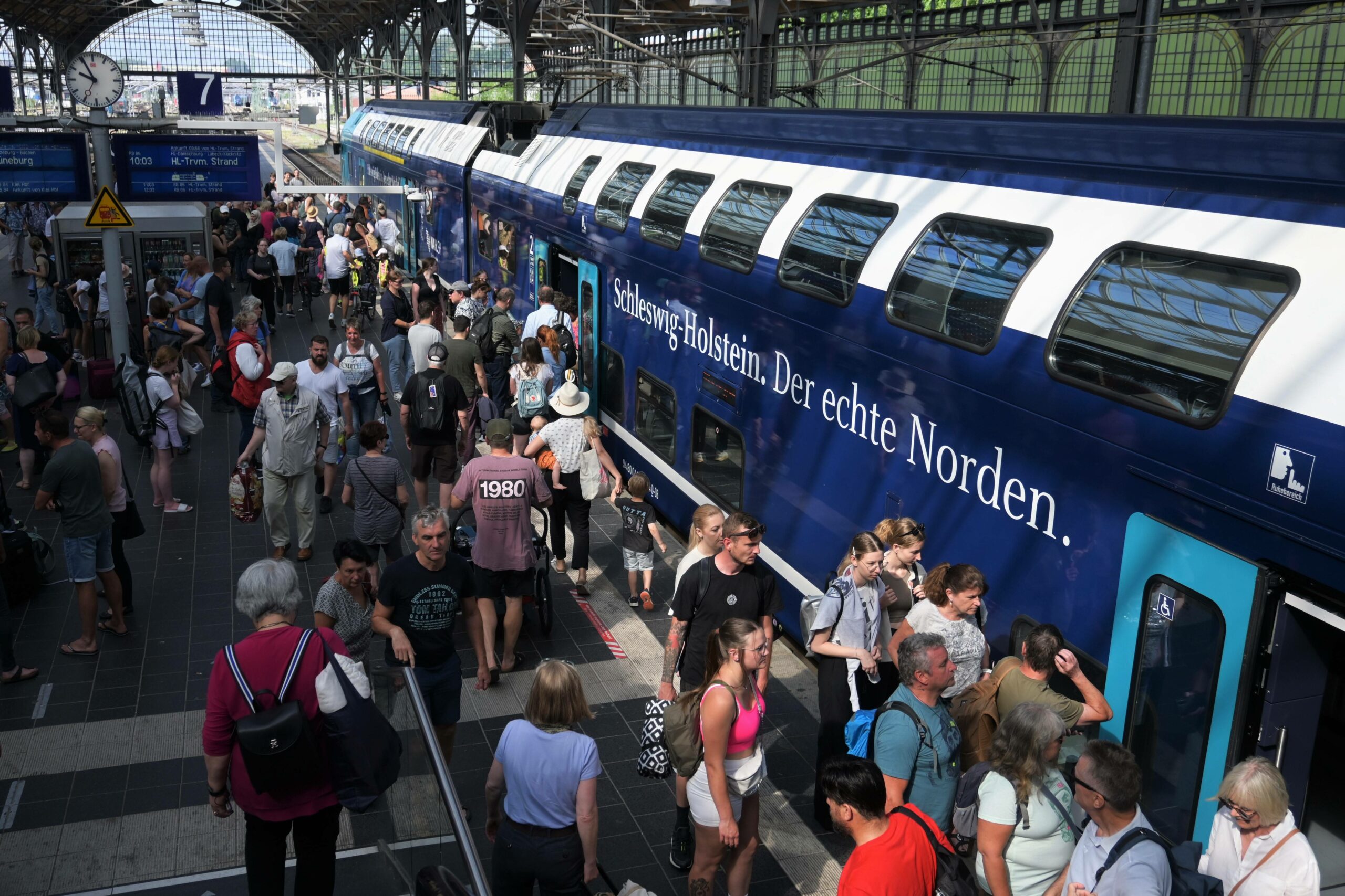 Schleswig-Holsteins Verkehrsminister Claus Madsen hat Einsparungen im Zugverkehr angekündigt. (Symbolbild)