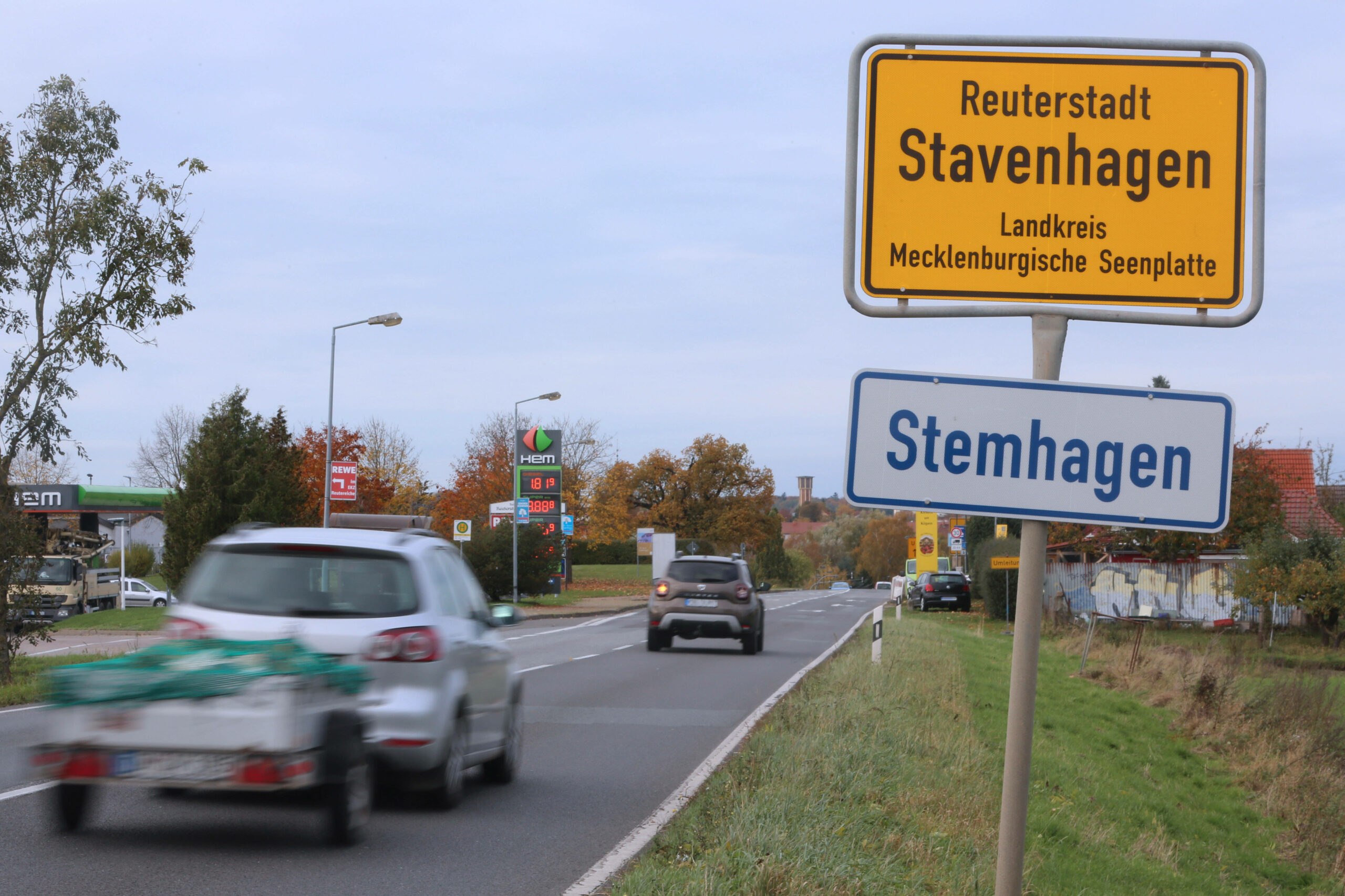 Das Ortsschild von Stavenhagen mit der plattdeutschen Übersetzung „Stemhagen“