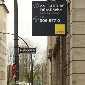In der Hamburger Altstadt werden Mieter für Büroflächen gesucht.