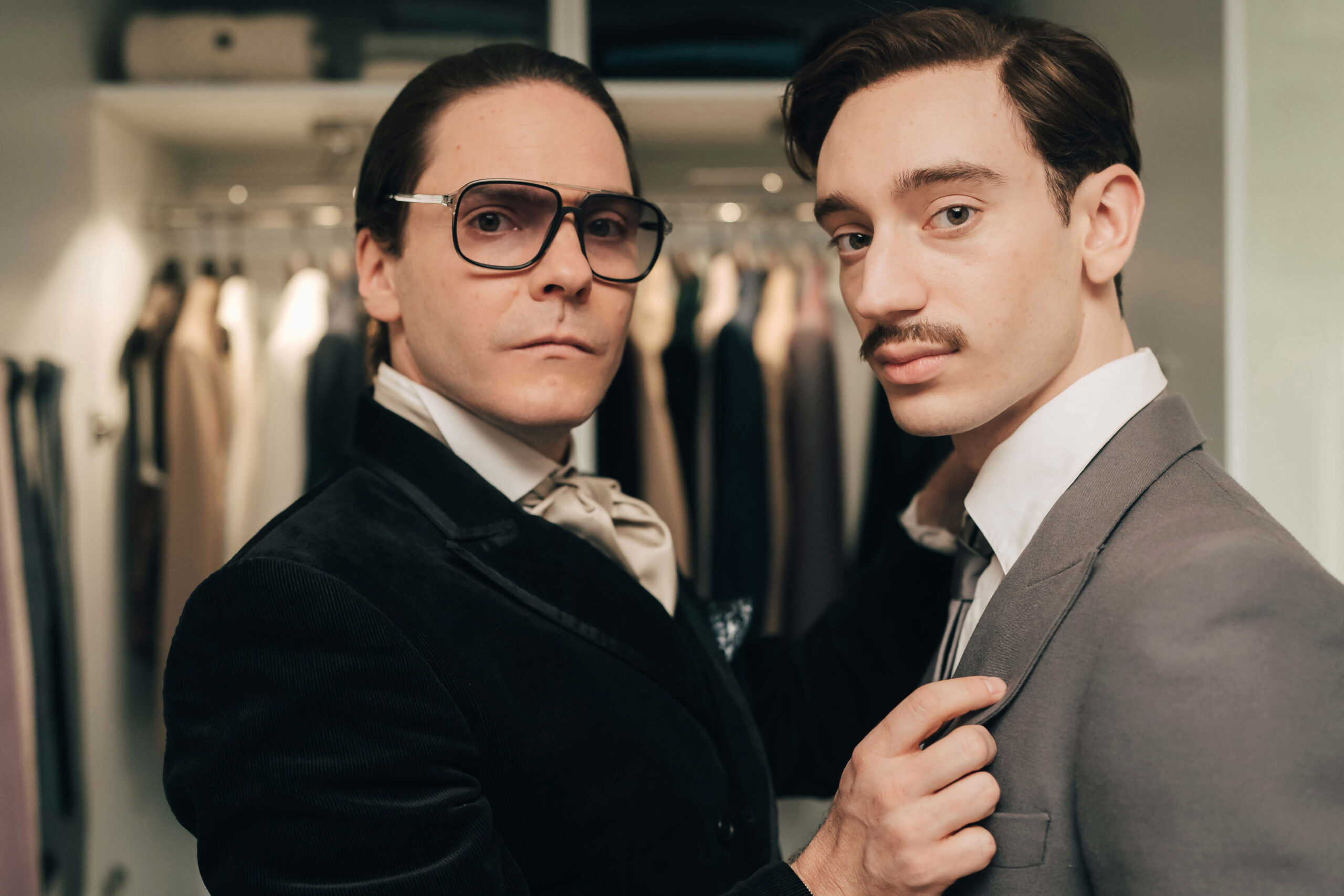 Daniel Brühl (links) als Karl Lagerfeld mit Schauspielkollege Thédore Pellerin, der Lagerfelds Partner Jacques de Bascher verkörpert.