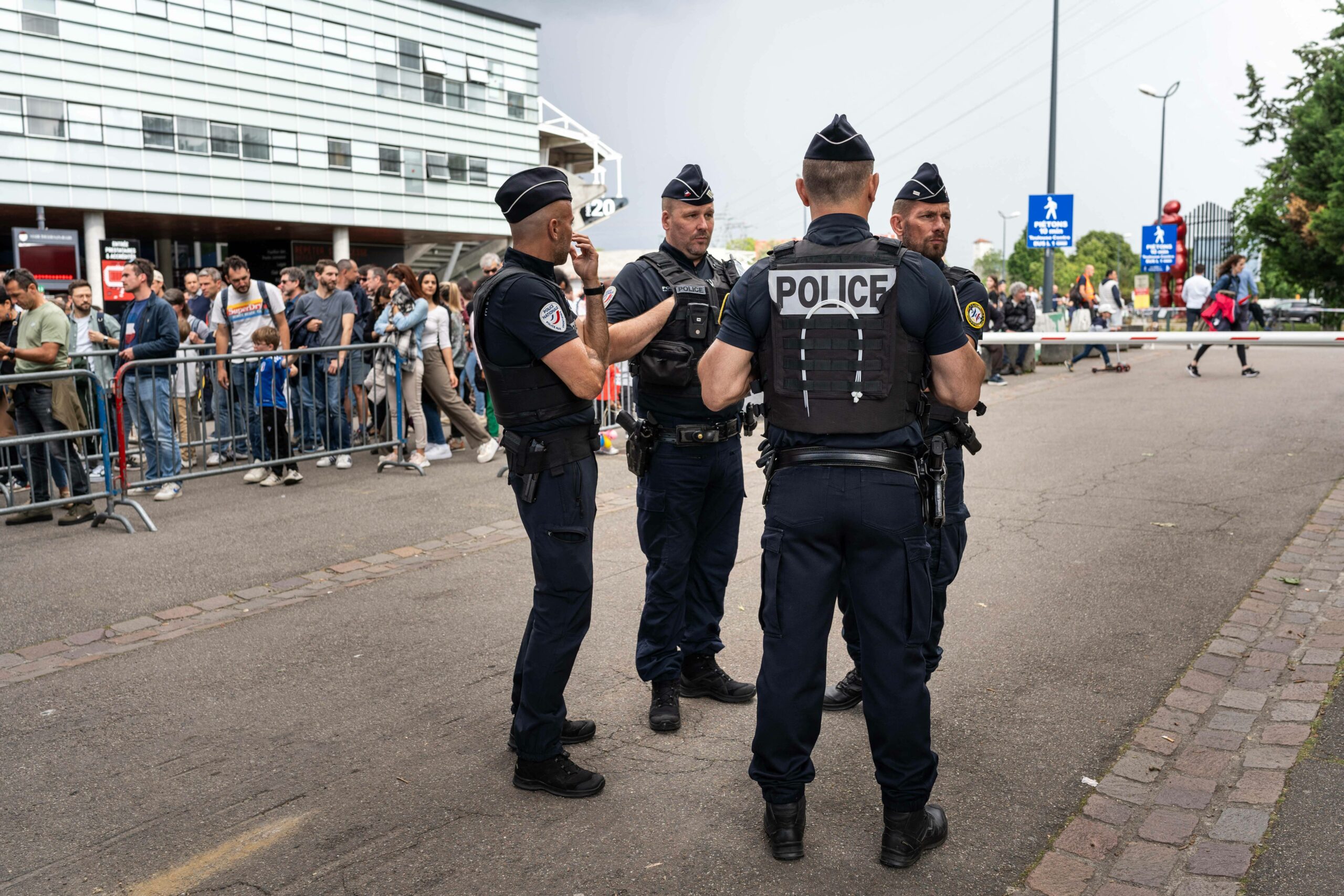 Polizeibeamte in Toulouse sichern die Straße