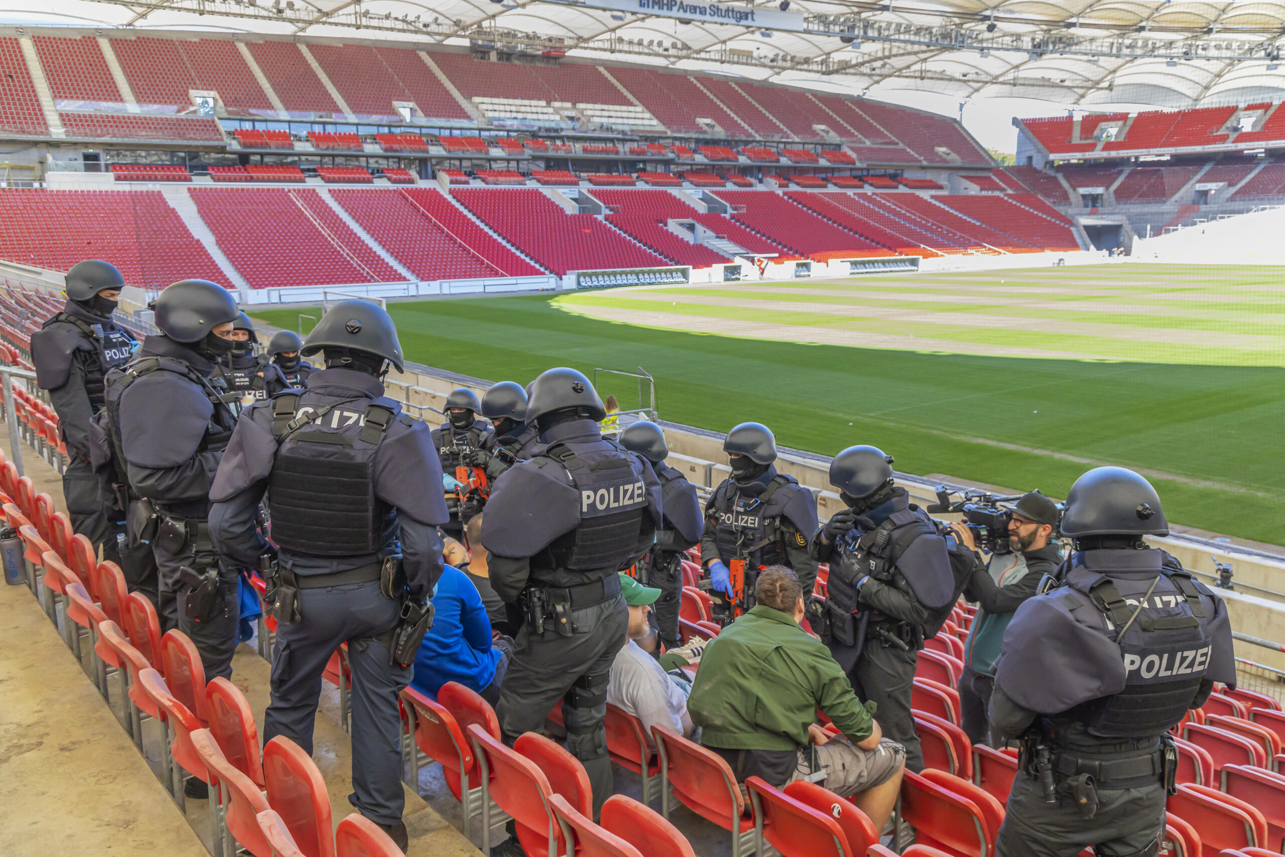 Die Polizei bereitete sich deutschlandweit mit Anti-Terror-Übungen wie hier in Stuttgart auf die EM vor.