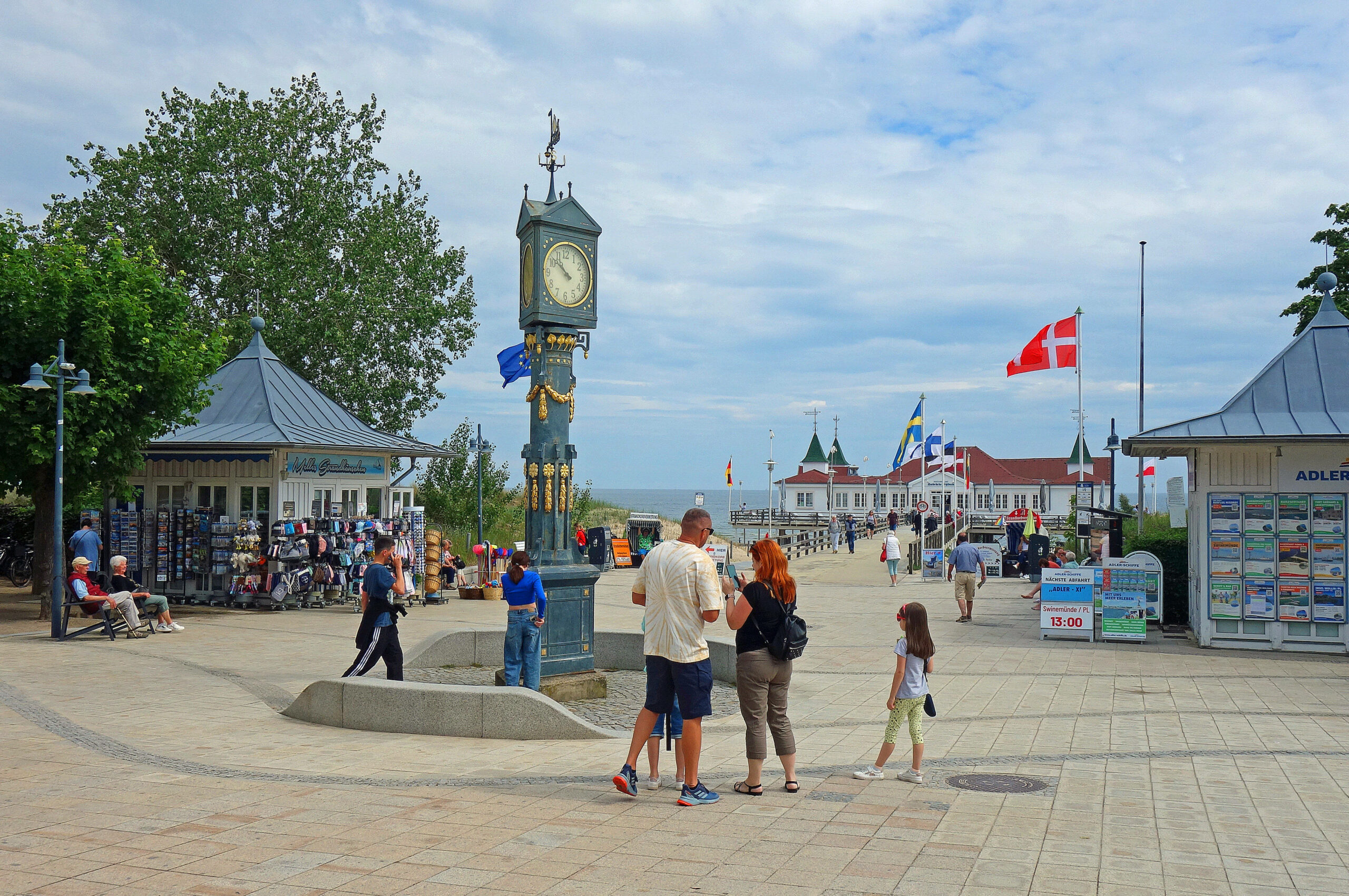 Die Flüchtlinge wurden auf der Promenade von Ahlbeck auf der Insel Usedom angetroffen. (Archivbild)