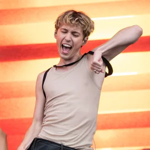 Troye Sivan ist eine Ikone der queeren Community – und aktuell mit seinem Album „Something To Give Each Other“ auf Tour.