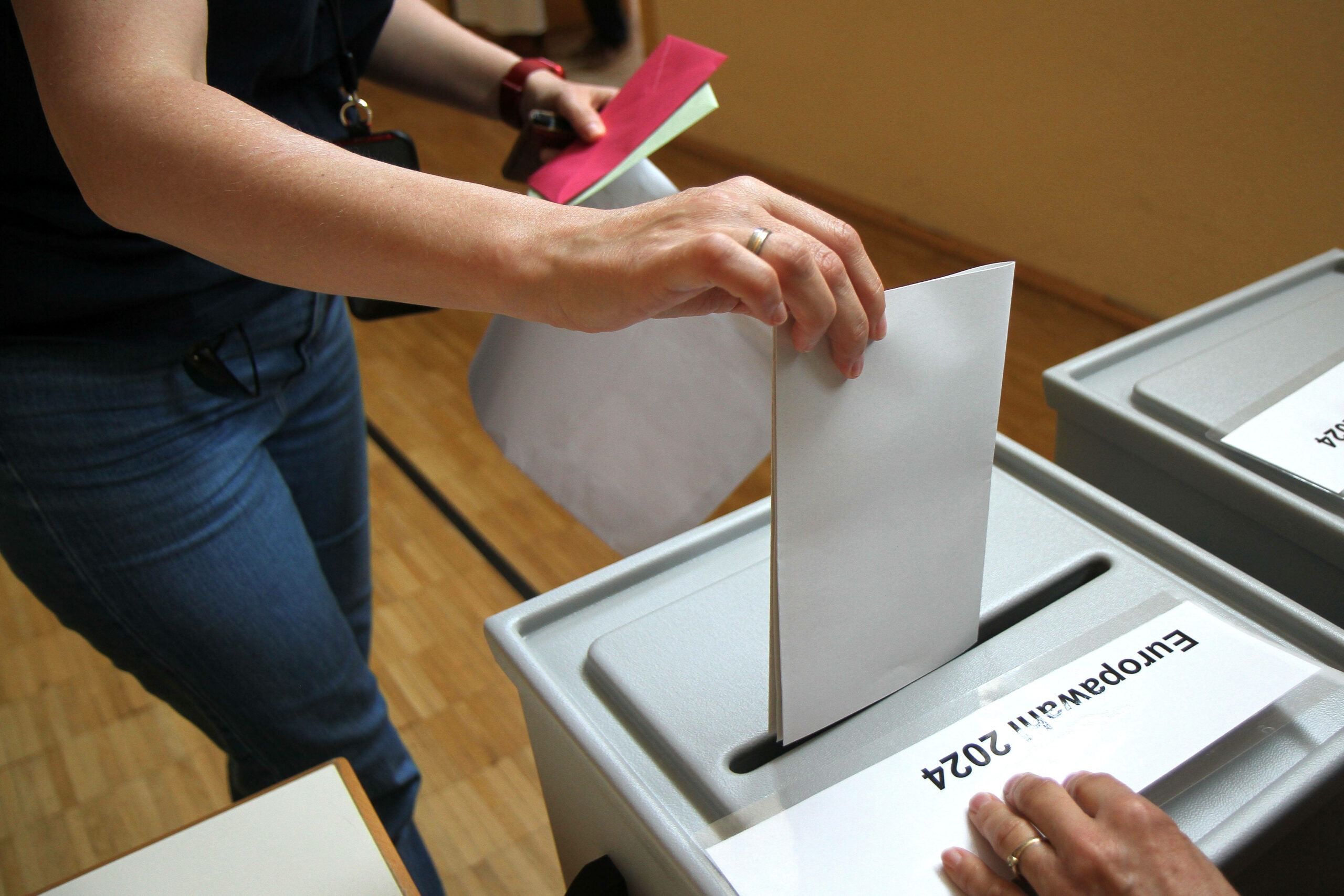 Eine Frau bei der Abgabe des Stimmzettels (Symbolbild)