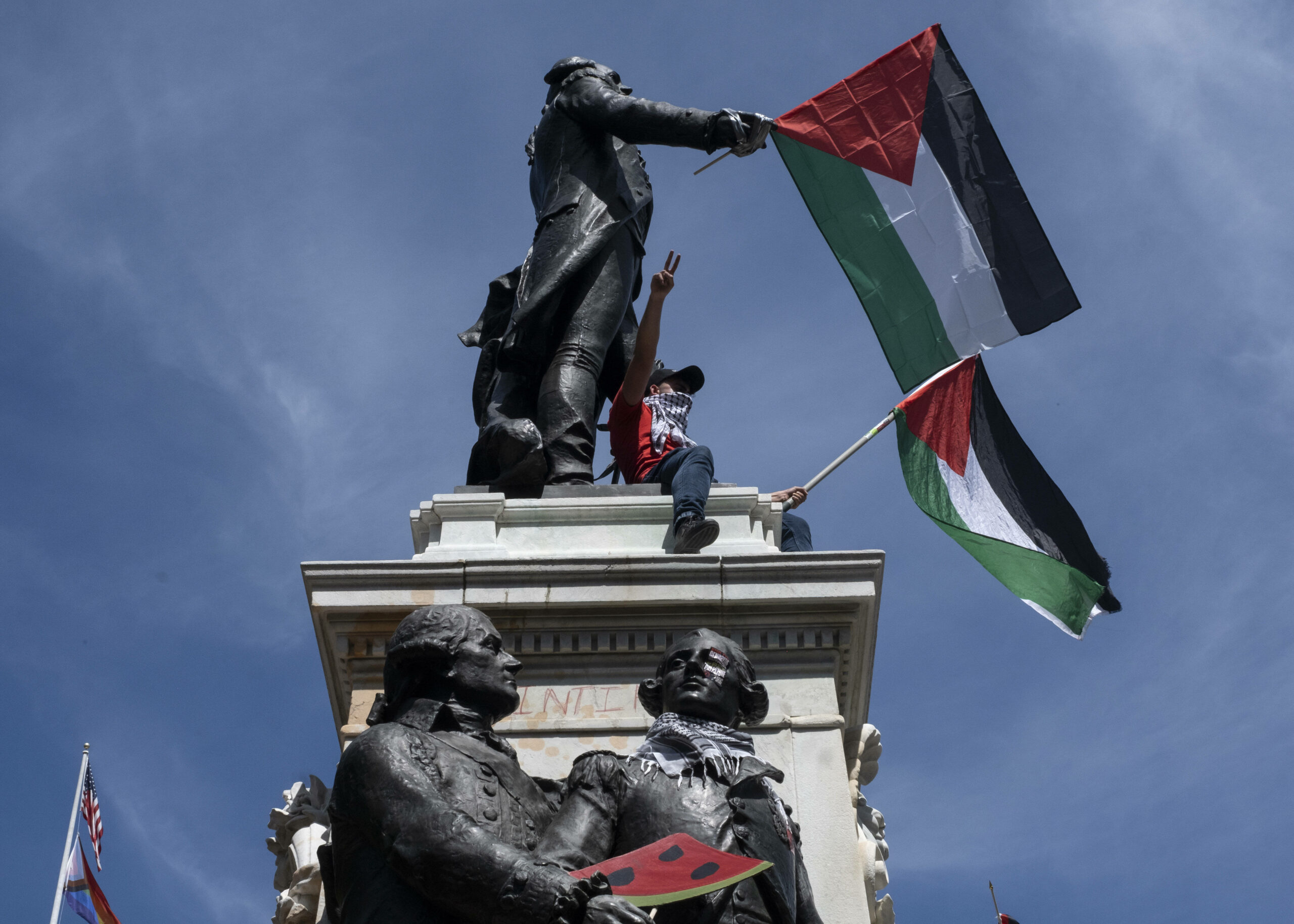 Palästina-Flaggen auf der Rochambeau-Statue in Washington