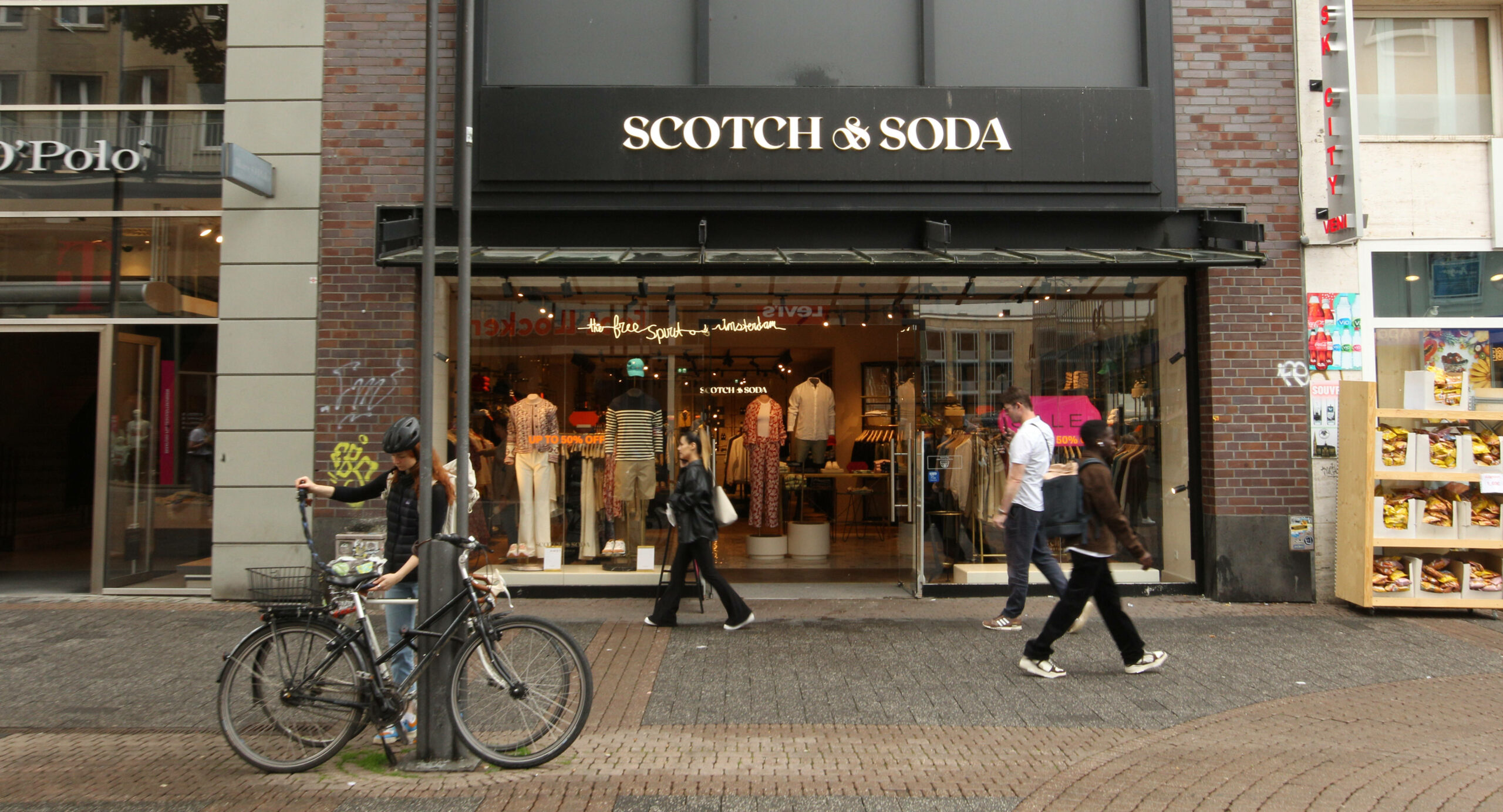 Eine „Scotch & Soda“-Filiale in Köln. In Hamburg gibt es drei Standorte. (Archivbild)