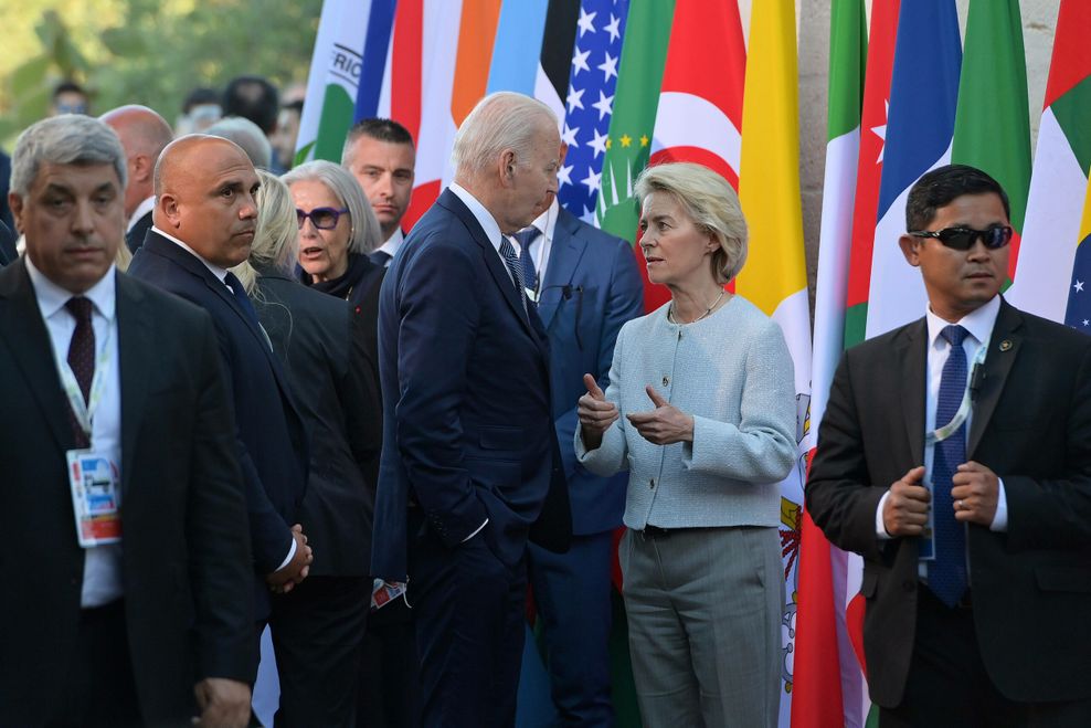 Die Kommissionspräsidentin ist bei fast allen großen internationalen Gipfeltreffen wie G7 als EU-Repräsentantin dabei – wie hier Mitte Juni in Italien.