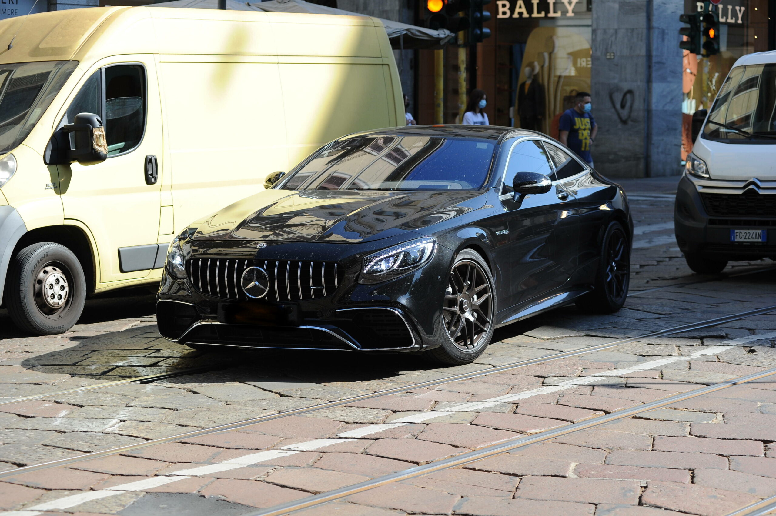 Der Mercedes Benz AMG S 63 wurde in der Zeit wischen dem 7. und 22 Juni von einem Parkplatz in Glinde gestohlen. (Symbolfoto)