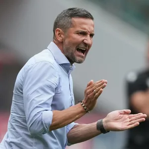 Joe Zinnbauer klatscht in die Hände