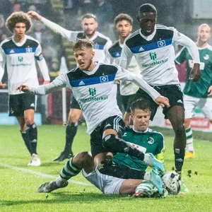 Die HSV-Talente Robin Velasco und Daouda Beleme im Duell mit Tommy Grupe vom VfB Lübeck