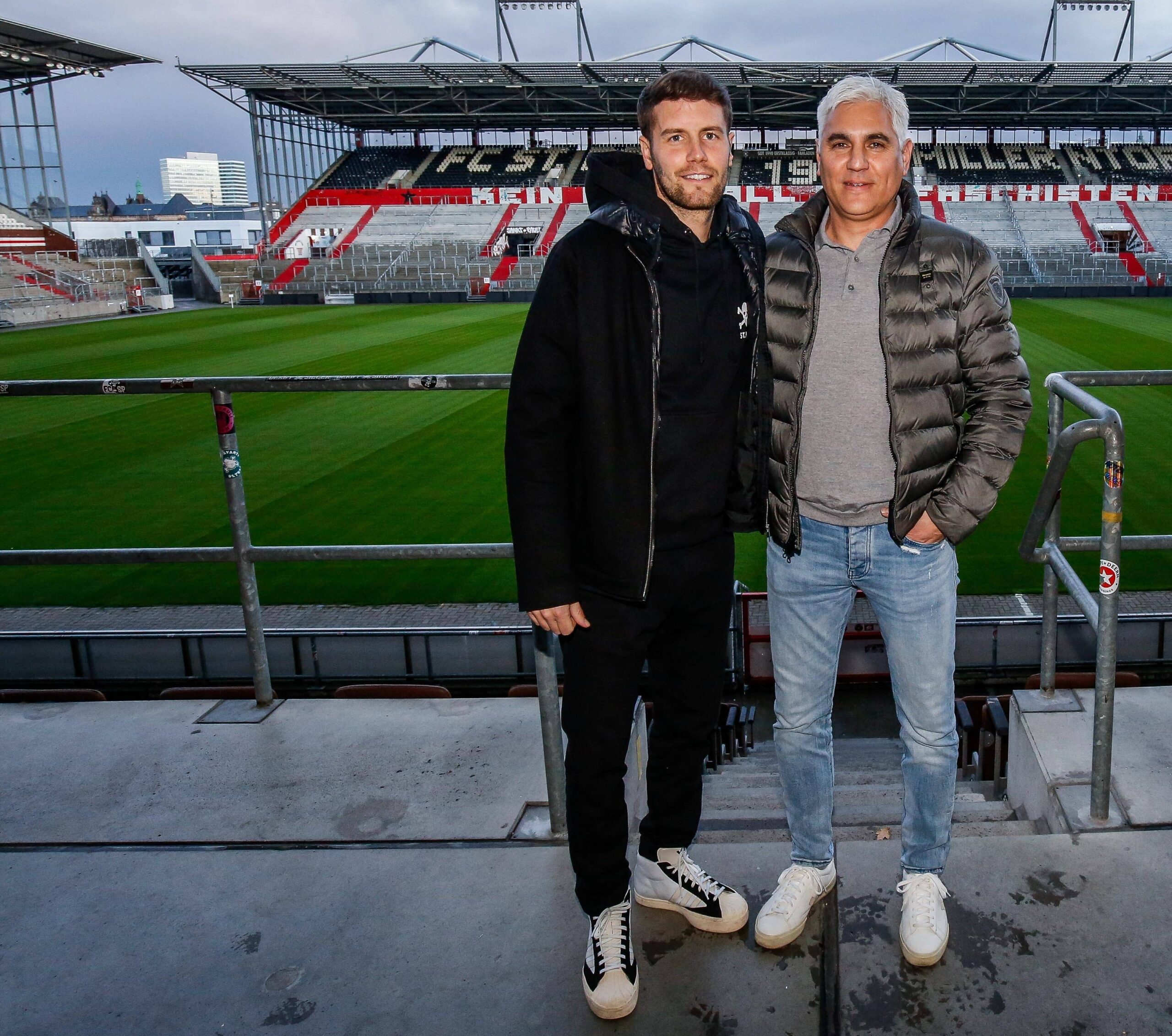 Fabian Hürzeler und Andreas Bornemann nach der Vertragsverlängerung