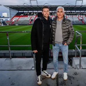 Fabian Hürzeler und Andreas Bornemann nach der Vertragsverlängerung